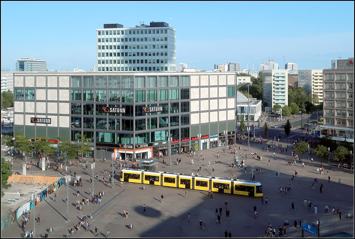 Und obendrüber schwebt die Kugel des Fernsehturms -

... allerdings nur als Schatten. Eine Flexity Tram am Berliner Alexanderplatz, gesehen vom Restaurant eines Kaufhauses.

19.08.2019 (M)