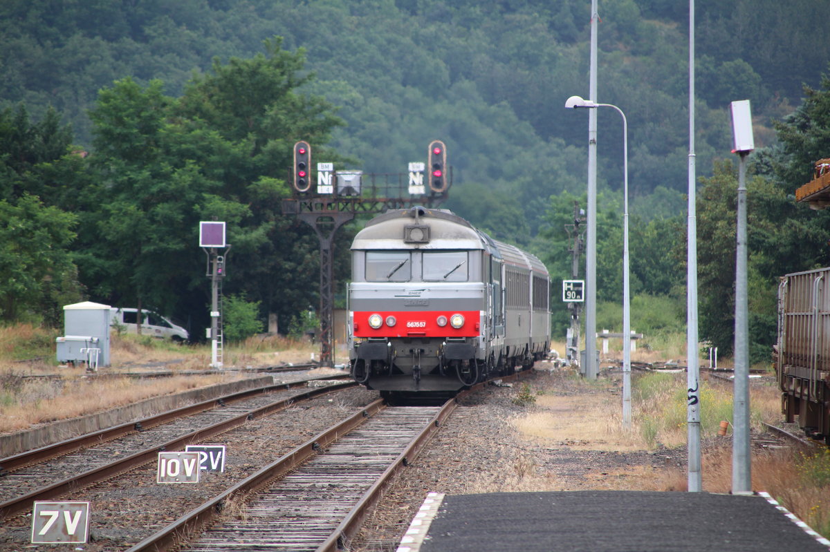 Und schon wieder wurde der IC über die Cevennenbahn mit zwei Loks gezogen: BB-567557 und BB-567556 an zweiter Stelle haben die kleine Signalbrücke passiert und erreichen gleich mit dem IC15957 (Clermont-Ferrand - Nimes) den Bahnsteig 1 vom Bahnhof Langeac.
Langeac, 22. Juli 2016