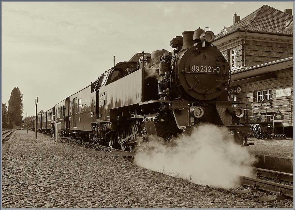 Und schon ist der Zug für Rückfahrt nach Bad Doberan bereit: die MOLLI 99 2321-0 wartet mit ihrem langen Zug auf die baldige Abfahrt.
28. Sept. 2017