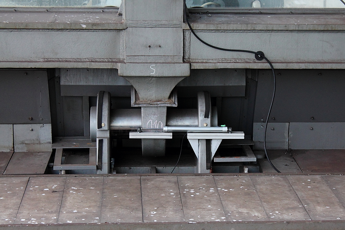 Und sie bewegt sich doch…
Null Grad am 19.02.2014 in Berlin.
Das östlichste Auflager der Hallenkonstruktion des Hauptbahnhofes.
