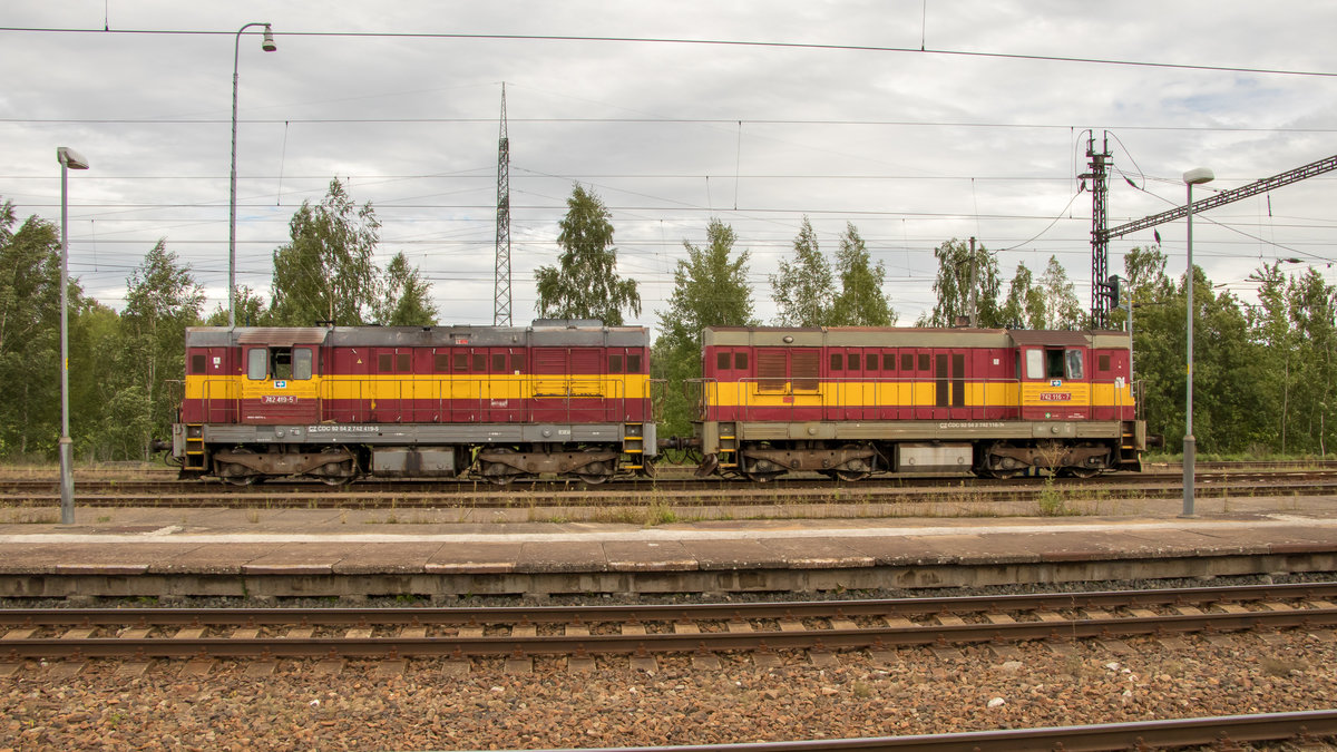 Und siehe da, am 4. August 2017 haben sich 742 116-7 und 742 419-5 gefunden. Farblich sind beide Loks sehr ansprechend gekleidet. Das Bild entstand am Bahnhof Noce Sedlo u Lokte.