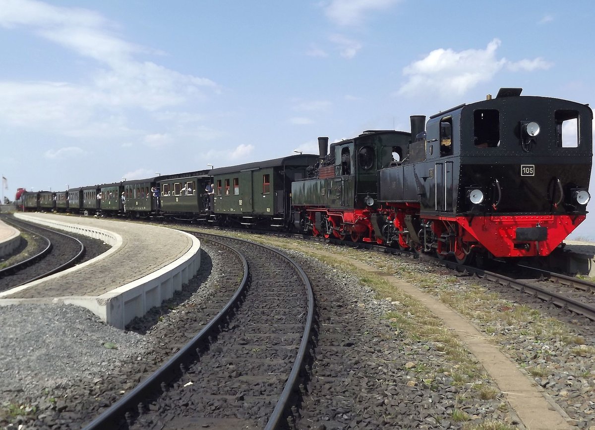 Und so sah die Zugspitze aus,das Personal genießt die Pause, die Gäste genießen das schöne Brockenwetter und der Reiseleiter genießt die personenfreie Sicht, waren doch viele anwesenden Gäste von unserem Zug fast nicht weg zu bekommen. 27.07.2012 
