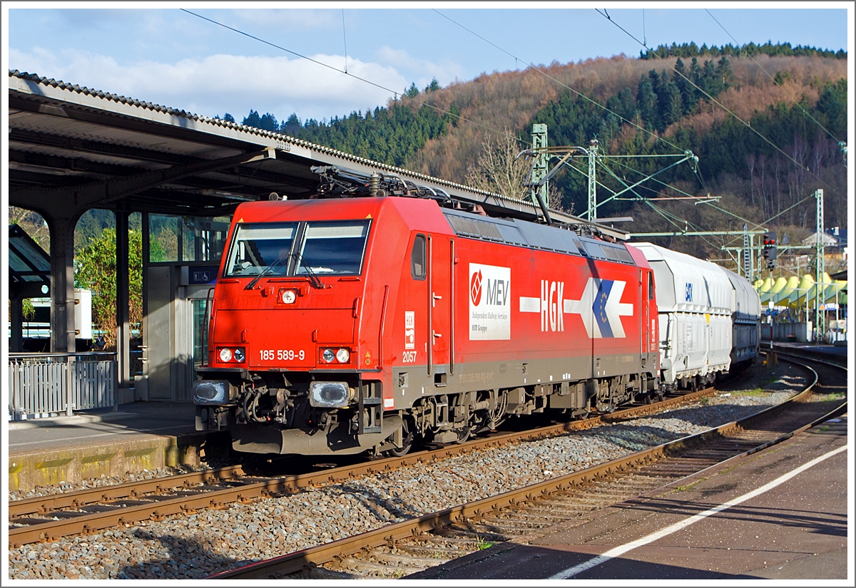 Und sonntags fahren auch Güterzüge.... 
 
Die HGK 2057 (185 589-9) zieht am 02.03. 2013 einen leeren Falns Ganzzug durch den Bahnhof Betzdorf/Sieg in Richtung Köln, am Zugschluß befand sich noch die Class 66 - DE 63 (266 063-7).

Die TRAXX F140 AC2 (BR 185.2) wurde 2008 von Bombardier in Kassel unter der Fabriknummer 34210 gebaut. Die HGK hat sie bei der Macquarie European Rail geleast, sie die trägt die NVR-Nummer  91 80 6185 589-9 D-RHC und die EBA-Nummer  EBA 03J15D 040.