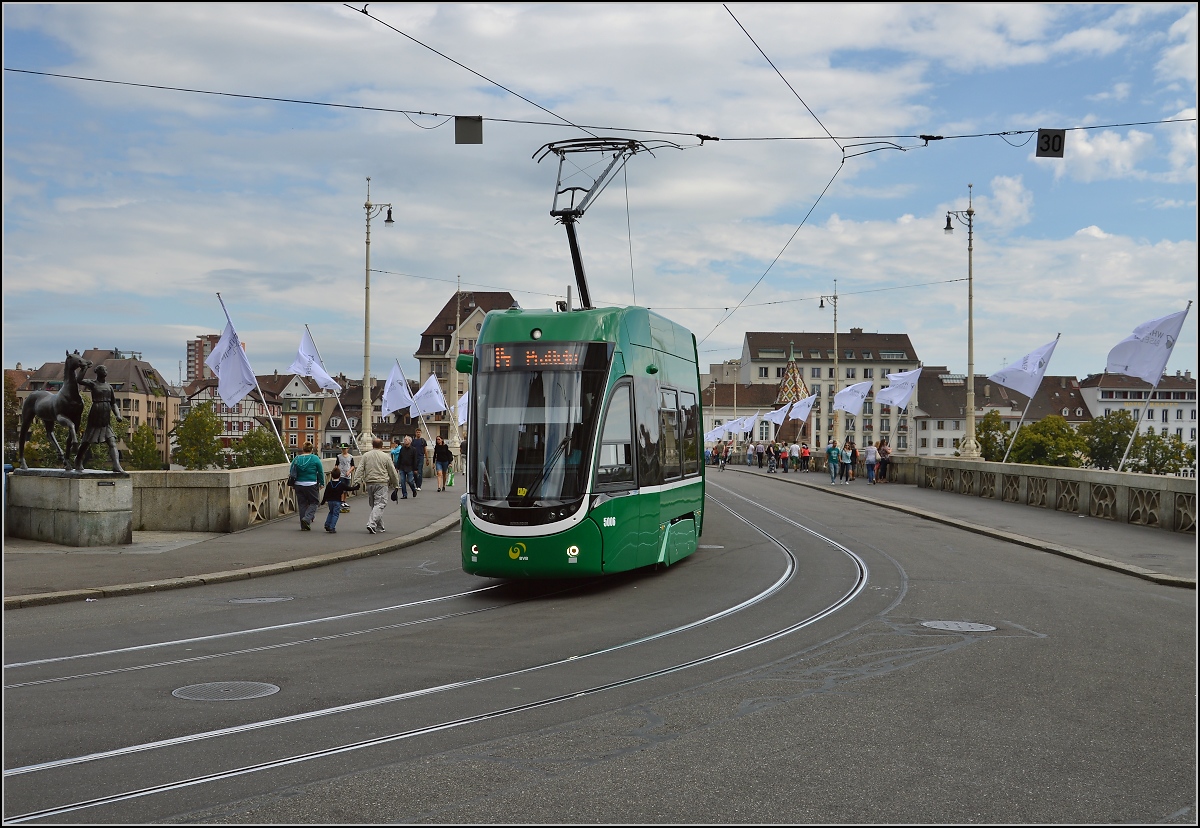 Und später schleicht sich zunächst unscheinbar die neue Gefahr für die Vierzigjährigen ein: Flexity-Tram Be 6/8 5006. Basel, September 2015.
