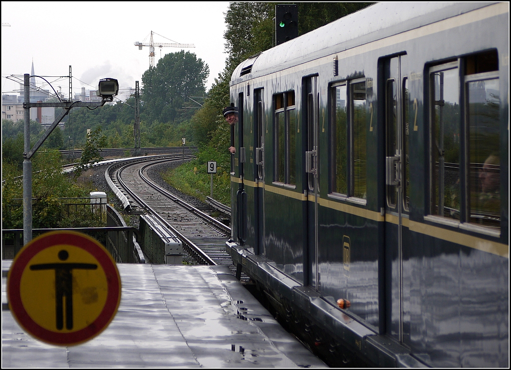 Und Tsch! Museumszug der Hamburger S-Bahn bei der Ausfahrt aus der Station  Rothenburgsort . 8.9.2013