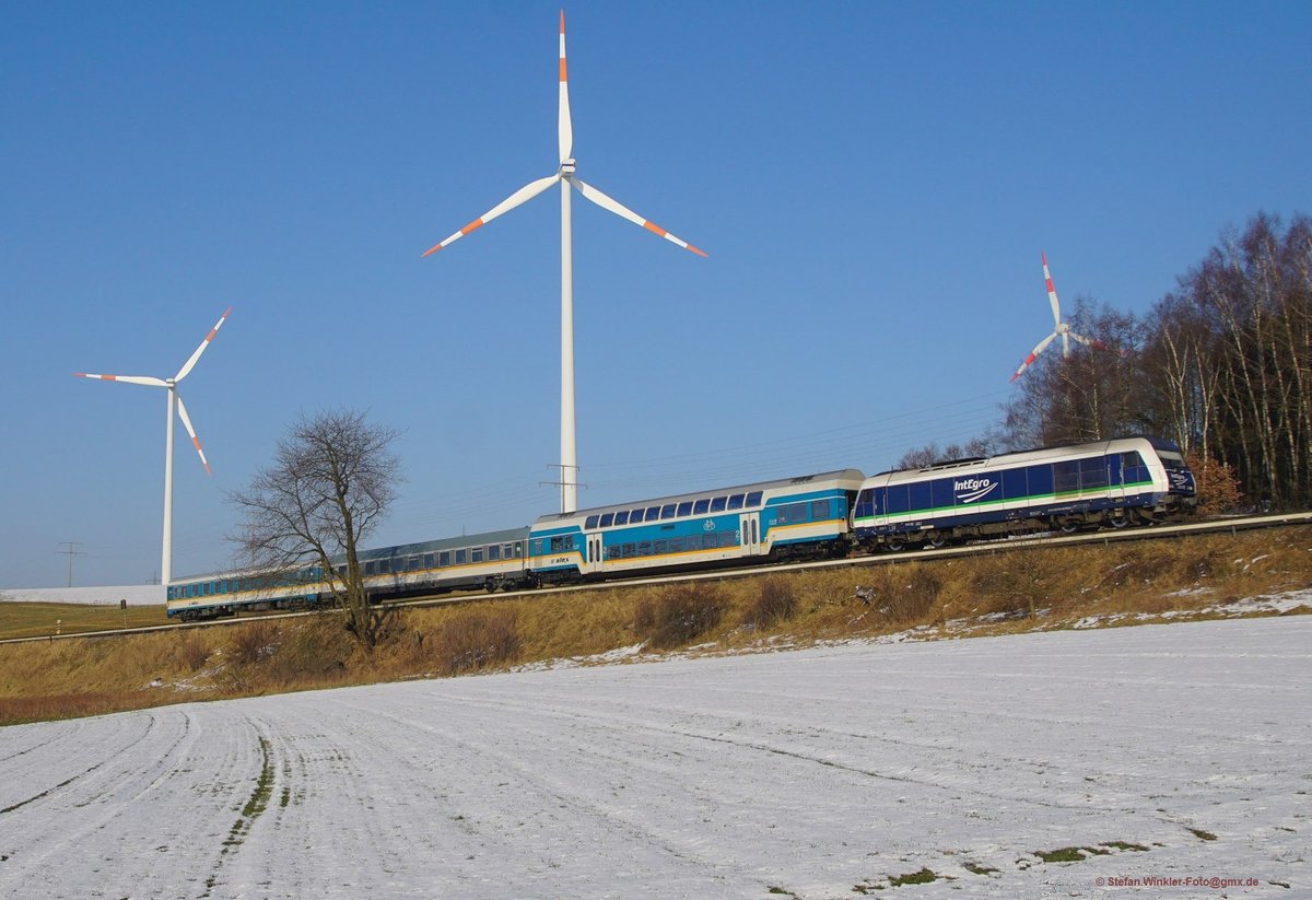 Und was Neues von vorgestern (deshalb ist es ja so neu... :-)))  Die Integro 223152 arbeitet ja aktuell am Alex Nord mit und wurde hier in der Nähe von Fattigau im Anstieg aus dem Saaletal Richtung Marktredwitz fahrend abgelichtet. Die Nachmittagssonne war fantastisch und die Windräder machen sich zur Bildgestaltung nicht soo übel. Ist natürlich Geschmackssache...