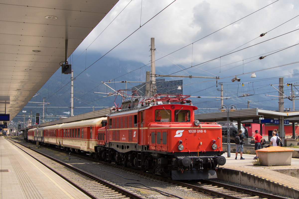 Und weil es so schön war, die ÖBB 1020 018-6 macht in Innsbruck Mittagspause. Aufgenommen am 1. Juni 2018. 