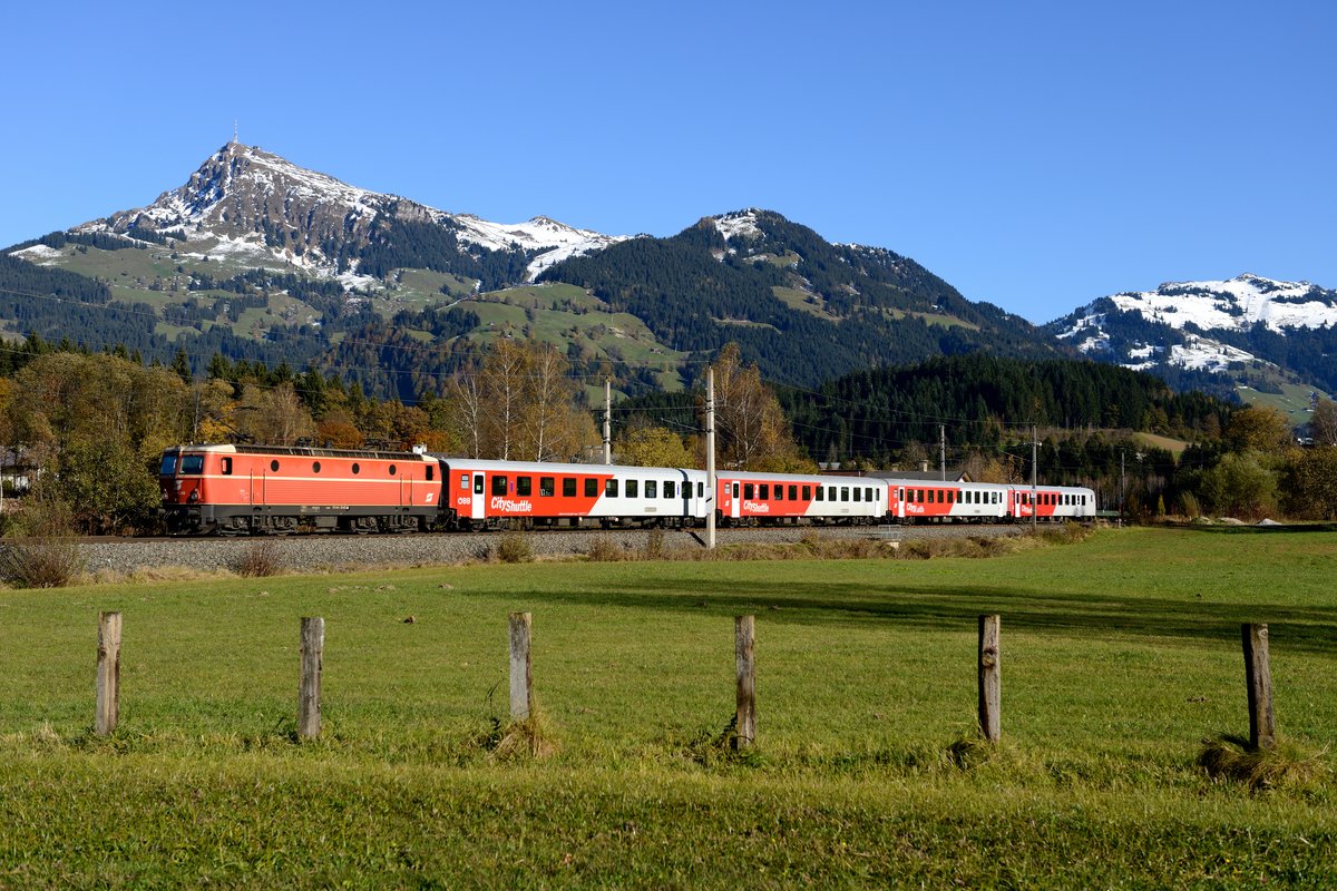 Und weil es so so schön war, eine kleine Variation des Motivs vom Vortage: Unter der markanten Kulisse des Kitzbüheler Horn wurde 1144.040 am 02. November 2014 mit ihrem REX 1511 bei der Rückfahrt nach Salzburg an diesem schönen Spätherbsttag verewigt.