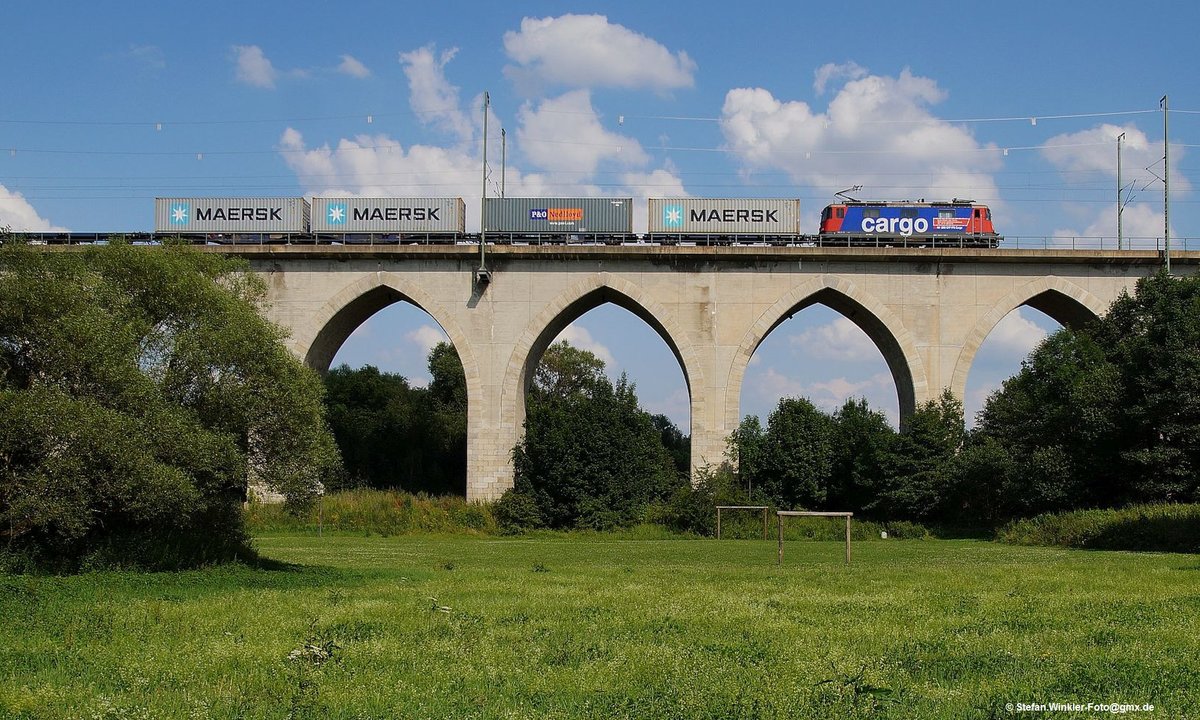 Und weil mir die Brücke selber so gut gefällt, hier mal ein Güterzug wie es ihn so auch nicht mehr gibt. Am 17.07.2014 kommt ein Containerzug mit der schweizerischen Lok über die Brücke in Richtung Hof, wo der Fahrdraht endet.... Der Einsatz der schweizer Miet-Loks ist auch schon etliche Zeit her....