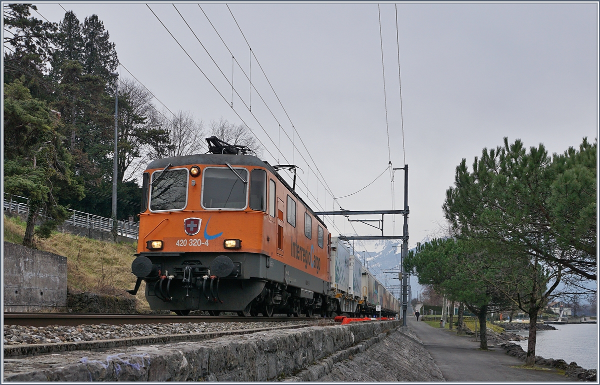 Und weiter geht die Fahrt: Die SBB Re 420 320-4 (UIC 91 85 4420 320-4 CH-SBBC) fährt kurz nach Villeneuve bei Kilometer 28.5 mit ihrem Güterzug Richtung Lausanne.
5. Feb. 2018