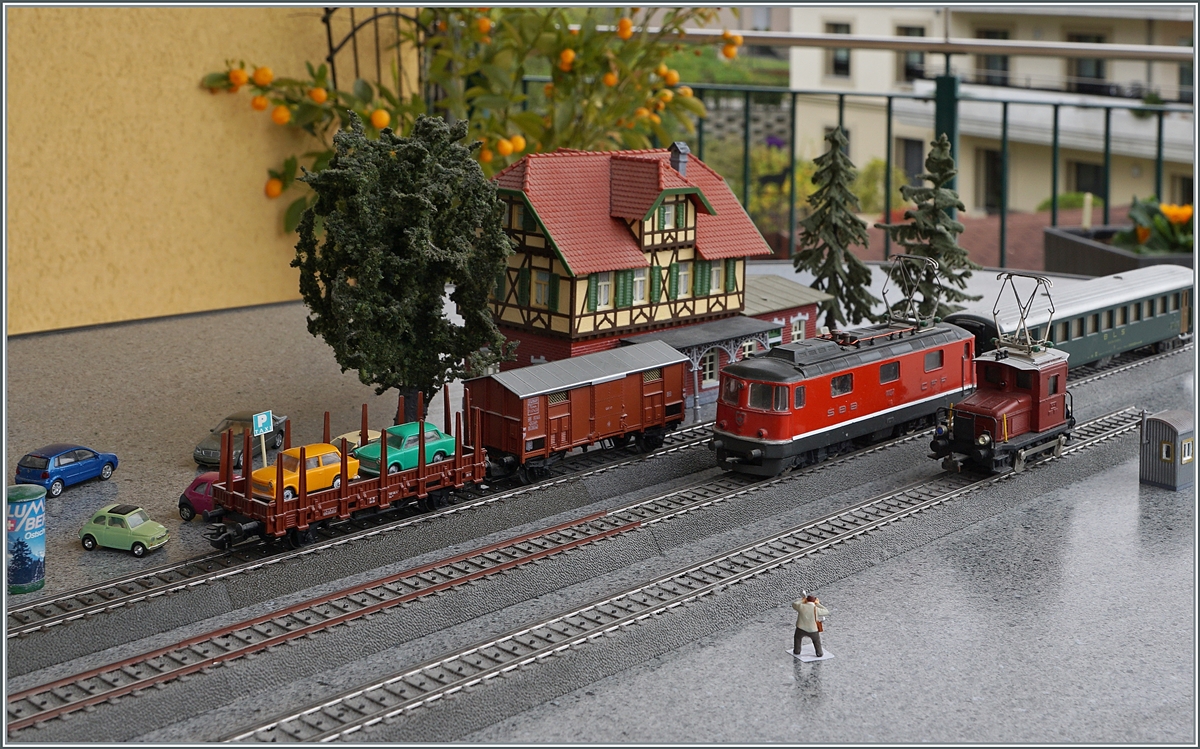 Und weiter geht die Zeitreise, wieder steht ein FS Spitzdachwagen am Hausbahnsteig, diesmal der FS F 1 117 433 (Märklin), nun gehört die Bremsanlage selbstverständlich zur Grundausrüstung. Die Ae 3/6 II ist einer Re 4/4 II (HAG) gewichen und der Mitteleinstiegwagen einem EW I (HAG). Da der Te 17 in Revision weilt, versieht ein Te 2/2 (HAG) den Rangierdienst. 

21. April 2021