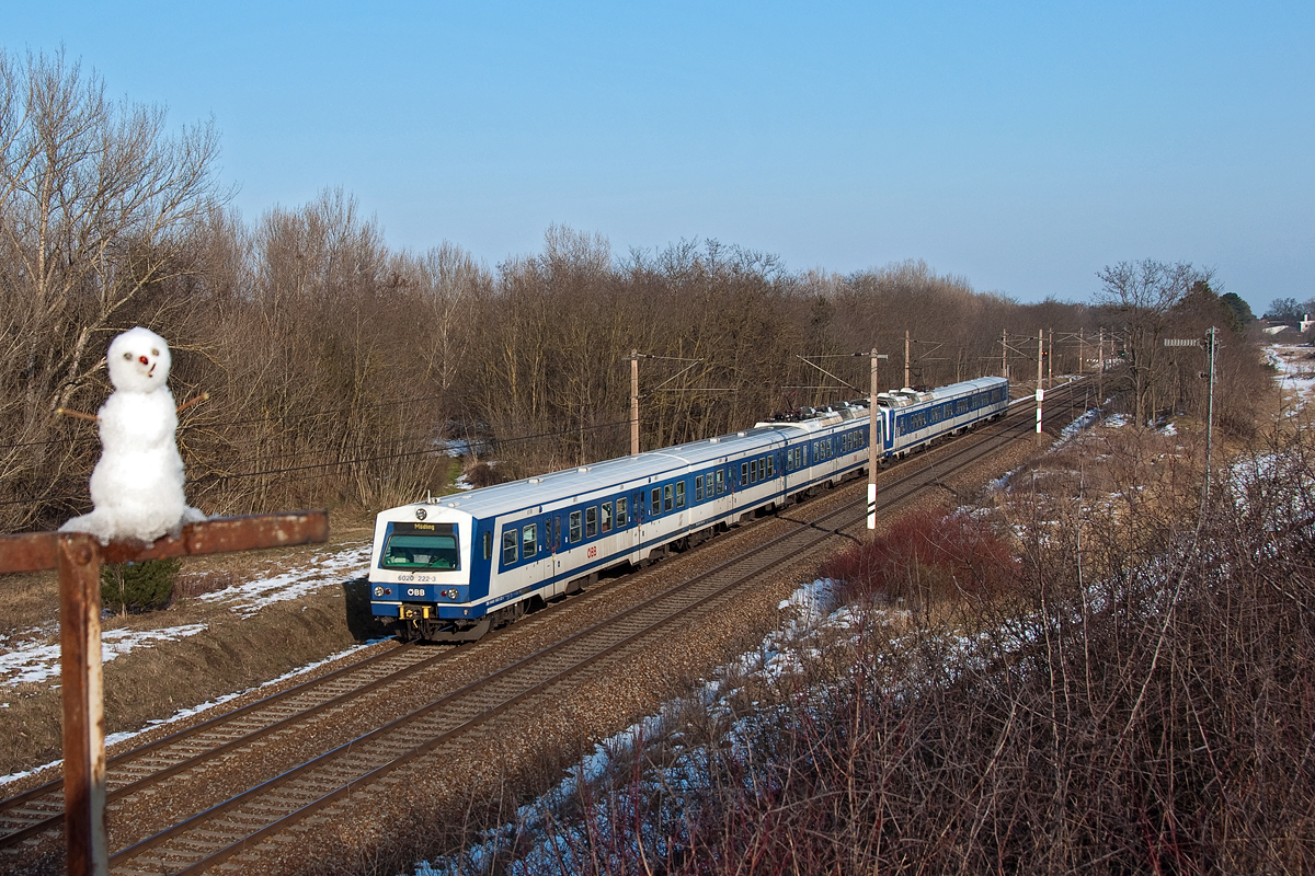 Und wenn mal grad nichts vorbeikommt, bleibt genug Zeit, um sich einen kleinen Schneemann zu bauen, den man nachhher ins Bild einbauen kann;-) S-Bahnzug 29615 ist von Gänserndorf nach Mödling unterwergs. Strasshof, am 06.02.2015.