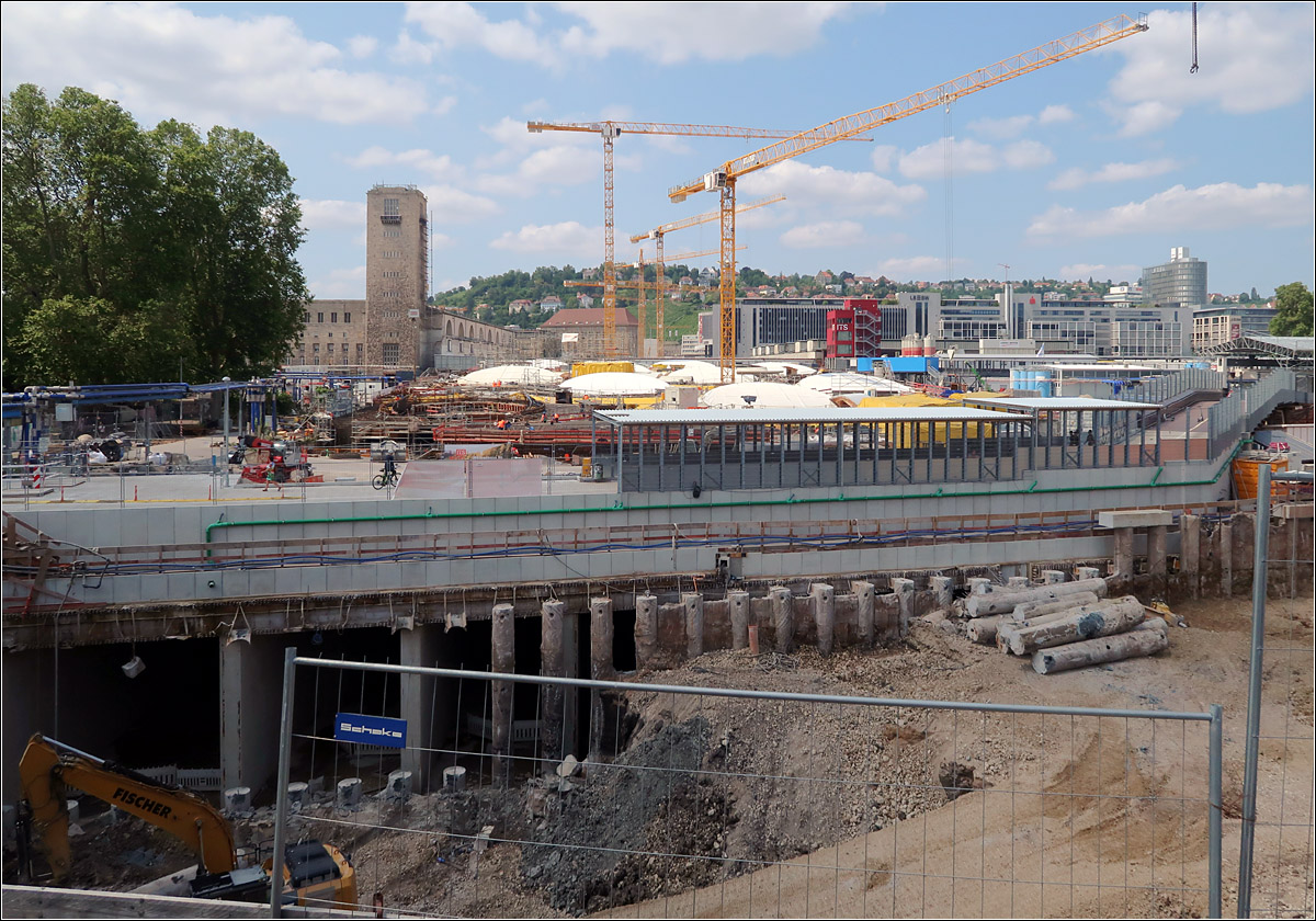 Und wenn eine Sturzflut über Stuttgart niedergeht -

... dann werden die unterirdischen Anlagen im Wasser versinken. Auch die bestehenden Tunnel im Talkessel für Autos, Stadtbahnen und S-Bahnen werden überflutet werden. Vor ein paar Tagen ging über die 10 Millionen Stadt Zhengzhou in China riesige Regenmassen nieder. Das Wasser fand den Weg in die U-Bahntunnels und auf es wurden Bilder gezeigt wie Menschen bis zu den Schultern im Wasser stehend in den Metrozügen auf Rettung warteten oder durch Tunnels liefen, wo das Gleisbett zum reißenden Bach wurde.

Gegen eine Sturzflut, die in einer Stadt wie Stuttgart durch ihre Kessellage durch die Veränderungen des Klimas eine reale Gefahr darstellt, kann man unterirdische Verkehrsanlagen letztlich nicht sichern. Der neue Bahnhof wirkt zudem als Damm, der ein Hochwasser in der Innenstadt erst ein mal stauen würde. Der Nesenbach-Düker könnte derartige Wassermassen nicht aufnehmen. In jede Öffnung im Boden (Rampen, Treppenabgänge) würde das Wasser laufen und wenn die Stadt nicht schon vorher evakuiert werden viele Menschenleben kosten und die Stadt in großem Ausmaß zerstören. Ein Gefahr die real gegeben ist.

Hier ein Blick vom Südkopf auf die neue Bahnsteighalle, die mehrere Meter über das Niveau des Schlossgarten hinausragt, quer zum Tal liegt und somit einen Damm darstellt. 

Das Bild entstand 20. Juli 2021, an dem Tag als über Zhengzhou die Wassermassen niedergingen und die Metro fluteten.
https://www.tagesschau.de/ausland/ueberschwemmungen-china-103.html 

Am selben Tag liefen auch in Kiew Ukraine durch eine Sturzflut Wasser in die Metro:
https://www.youtube.com/watch?v=VujsnWHFqtY&t=23s 