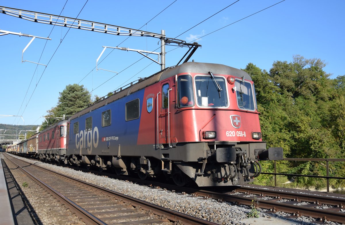 Und wieder im Doppelpack: Re 620 058-8  Auvernier  und Re 6/6 11617  Heerbrugg  ziehen vereint ihren Güterzug am 25.09.2017 bei Turgi über die Reuss in Richtung Basel.
Fotostandort auf Fahrrad-/Wanderweg parallel zu den Gleisen auf der Brücke verlaufend.