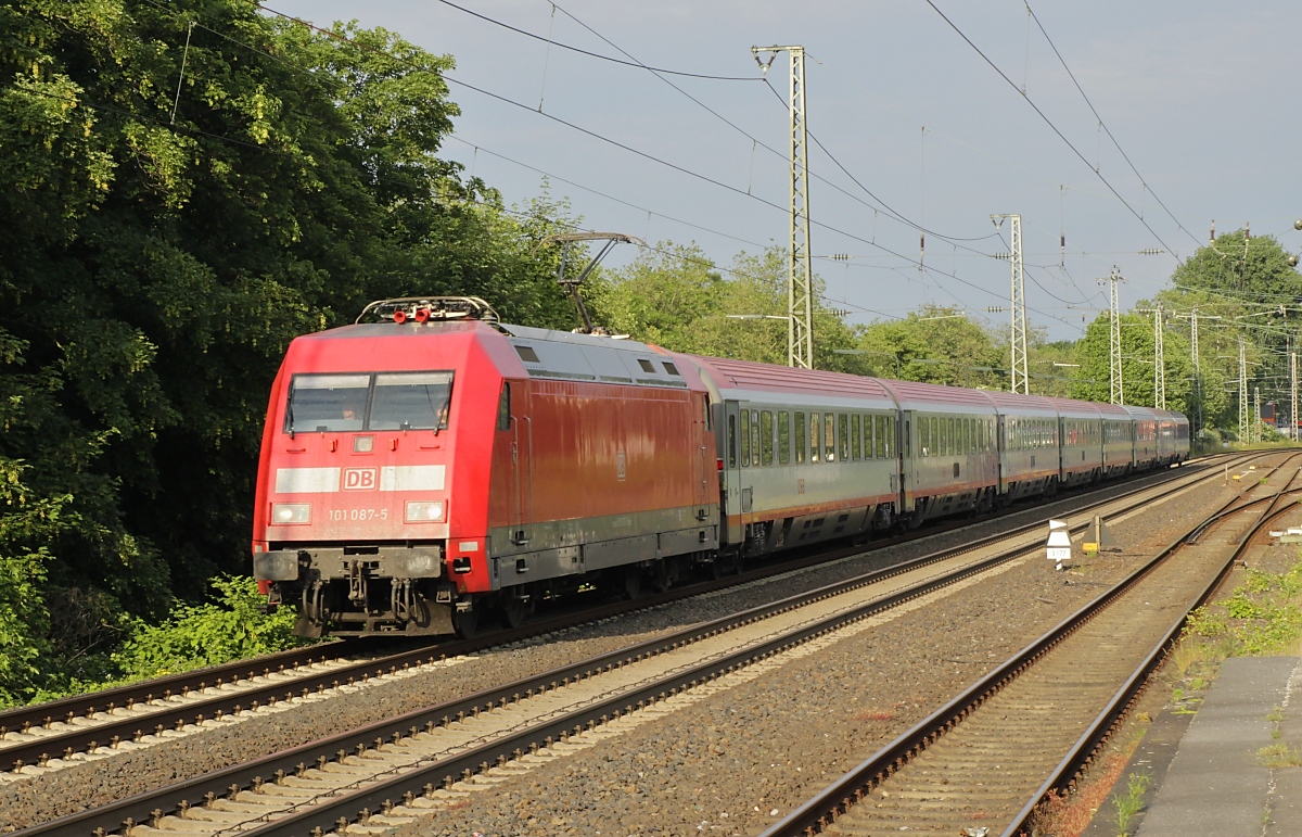 Und wieder ein lokbespannter Fernzug weniger: Mit dem  kleinen Fahrplanwechsel  wird der IC 118 Innsbruck - Dortmund auf einen ICE 4 umgestellt und verkehrt zukünftig als ICE 118. Am 07.06.2023 fuhr er zum letzten Mal, einen Tag vorher, am 06.06.2023 entstand diese Aufnahme des Zuges mit der ÖBB-Wagengarnitur und der 101 087-5 als Zuglok bei der Durchfahrt in Düsseldorf-Oberbilk. Schade für die Eisenbahnfotografen, aber ehrlich gesagt wahrscheinlich eine Verbesserung für die Fahrgäste. Der IC, der immerhin ca. 11 Stunden unterwegs war, führte keinen Speisewagen und den Fahrtkomfort in der 1. Klasse empfand ich bei einer Fahrt mit diesem Zug auch nicht  erstklassig .