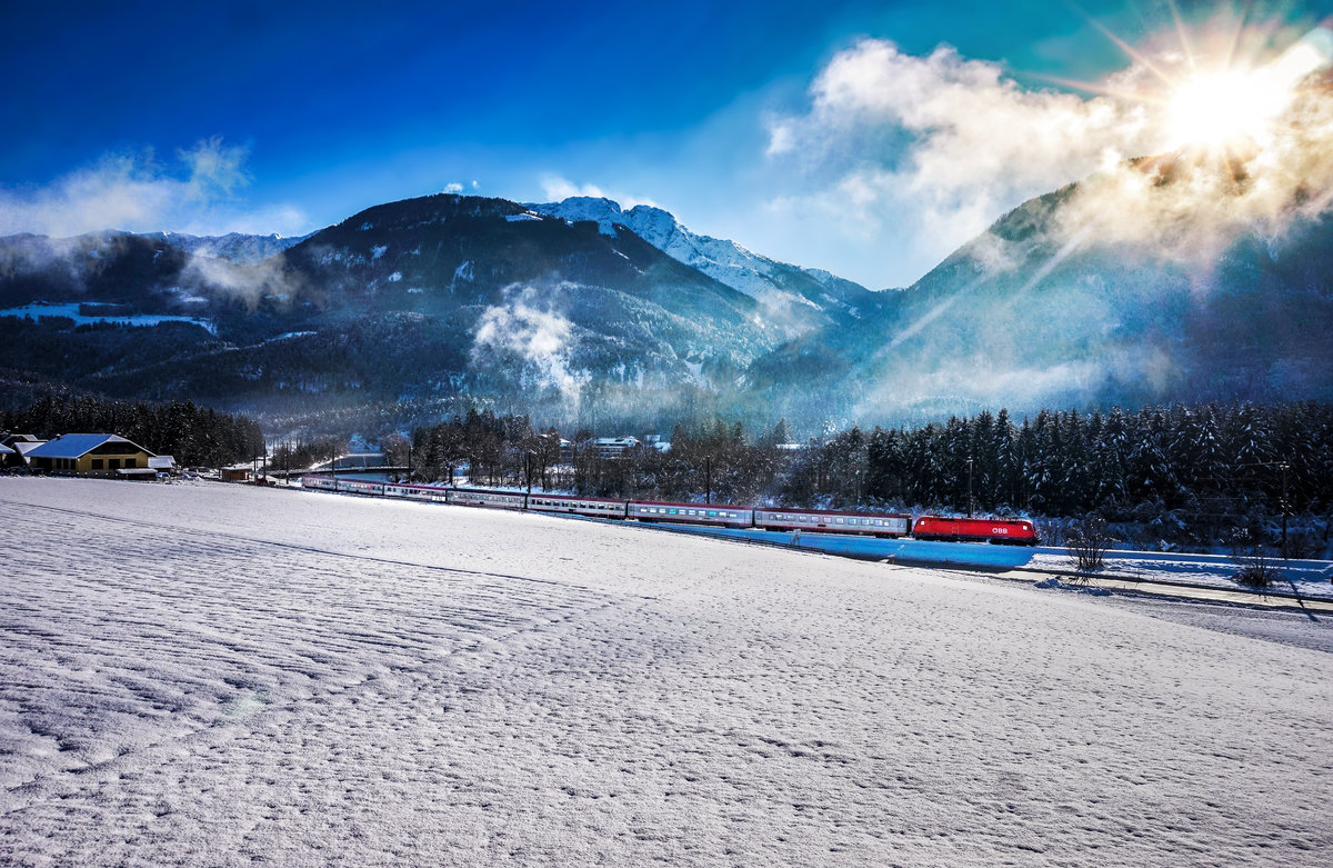 Und wieder ist etwas Schnee dazugekommen.
Nachdem sich der Dichte Nebel vom Vormittag endlich aufgelöst hat, fährt eine 1116 mit dem IC 533  Lienzer Dolomiten  (Wien Hbf - Lienz) vorüber.
Aufgenommen am 2.1.2018, in Berg im Drautal.