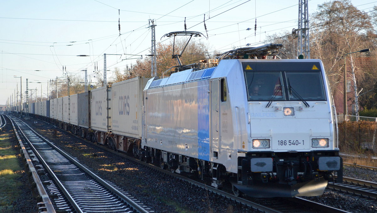 Und wieder eine von den ganz neuen Bj. 2020 186ér Loks der Railpool GmbH, München [D], seitlich an der Tür die 200´te Railpool Lok, die  186 540-1  [NVR-Nummer: 91 80 6186 540-1 D-RPOOL] mit Containerzug am 19.12.20 Berlin Hirschgarten. Mieter kann ich im Moment auch nur wieder raten? Lineas oder CRossrail oder RTB Cargò?, ich weiß es nicht.