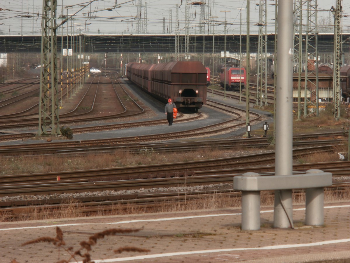 Und wieder geht ein harter Arbeitstag zu Ende.
Am Güterbahnhof in Neuss geht gerade ein Mitarbeiter erschöpft nach Hause und freut sich schon auf das Sofa und ein kaltes Bier. ;)
27.2.14