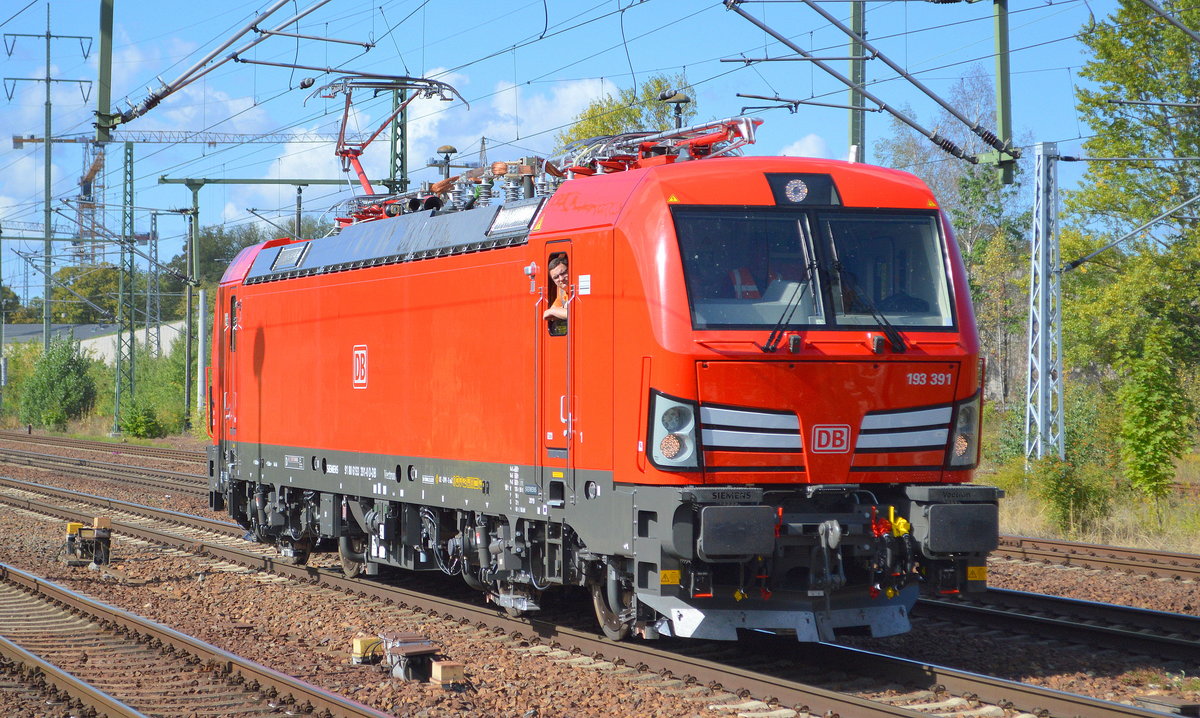 Und wieder mal eine ganz neue Siemens Vectron der DB Cargo AG die bei schönstem Spätsommer Wetter durch den Bahnhof Flughafen Berlin Schönefeld fährt, es ist  193 391  (NVR-Nummer: 91 80 6193 391-0 D-DB), 02.09.19