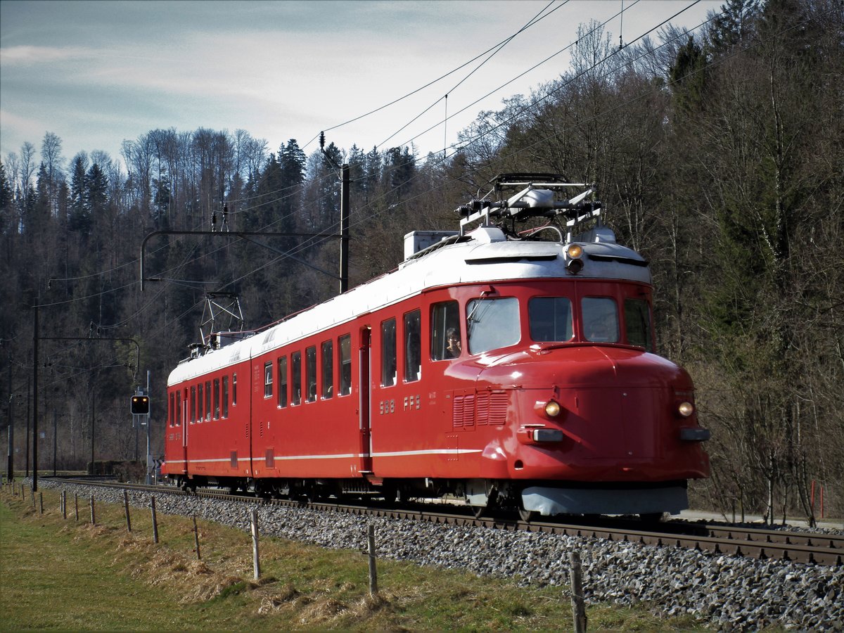 Und wieder mal ist der Roter Doppelpfeil  Churchill  auf einer 3-stündigen Brunchfahrt unterwegs: Die SBB RAe 4/8 Nr. 1021  Churchill  fuhr am 26.2.17 um 10.15 Uhr von Zürich HB eine Rundfahrt via Winterthur, Bauma, Rapperswil und Thalwil. Um 13.42 Uhr kam der Churchill-Pfeil auf Gleis 8 in Zürich HB an. Die Aufnahme entstand um 11.23 Uhr zwischen Rämismühle-Zell und Rikon, auf der 1-spurigen 43,6 Kilometer langen Tösstalstrecke der ehemaliger Schweizer Eisenbahnunternehmen Tösstalbahn, abgekürzt TTB. Im Bild zeigt der SBB Triebzug seine  Front/Vorderseite  der Fahrrichtung(der Führerstand musste vom Lokführer auf dieser Brunchfahrt nicht wechseln).