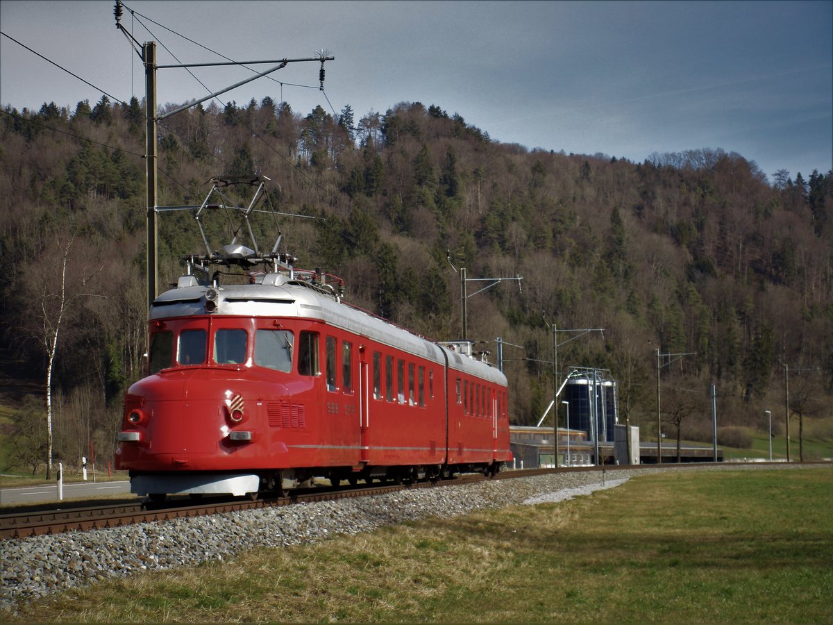 Und wieder mal ist der Roter Doppelpfeil  Churchill  auf einer 3-stündigen Brunchfahrt unterwegs: Die SBB RAe 4/8 Nr. 1021  Churchill  fuhr am 26.2.17 um 10.15 Uhr von Zürich HB eine Rundfahrt via Winterthur, Bauma, Rapperswil und Thalwil. Um 13.42 Uhr kam der Churchill-Pfeil auf Gleis 8 in Zürich HB an. Die Aufnahme entstand um 11.23 Uhr zwischen Rämismühle-Zell und Rikon, auf der 1-spurigen  43,6 Kilometer langen Tösstalstrecke der ehemaliger Schweizer Eisenbahnunternehmen Tösstalbahn, abgekürzt TTB. Im Bild zeigt der SBB Triebzug seine  Rückseite  (der Führerstand musste vom Lokführer auf dieser Brunchfahrt nicht wechseln)mit rotem Schlusslicht.