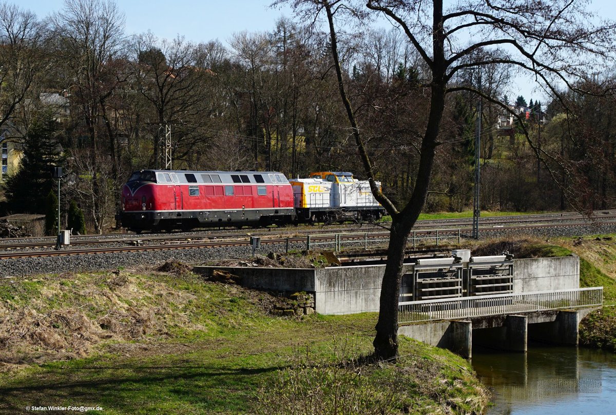 Und wieder Oberkotzau, weil dort relativ viel möglich ist.... Völlig unverhofft tauchte diese Fuhre aus Süden , Ri Marktredwitz, auf und fuhr gen Hof. Es ist die nun private 221 145 mit einer DR-V 100 als Lz.  Vor Jahrzehnten brummte die V200 im Schnellzugdienst für wenige Jahre nach Würzburg hier vorbei. Dort waren die damals beheimatet.....

Foto vom 31.03.2017 als ich einfach die Sonne nutzen wollte.