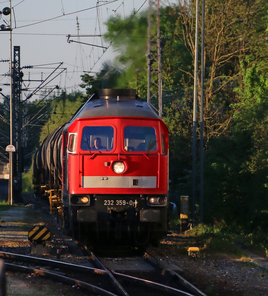 Und im wirklich letzten Licht kam dann noch 232 359-0 mit Kesselwagen durch München-Moosach. Aufgenommen am 06.05.2015.