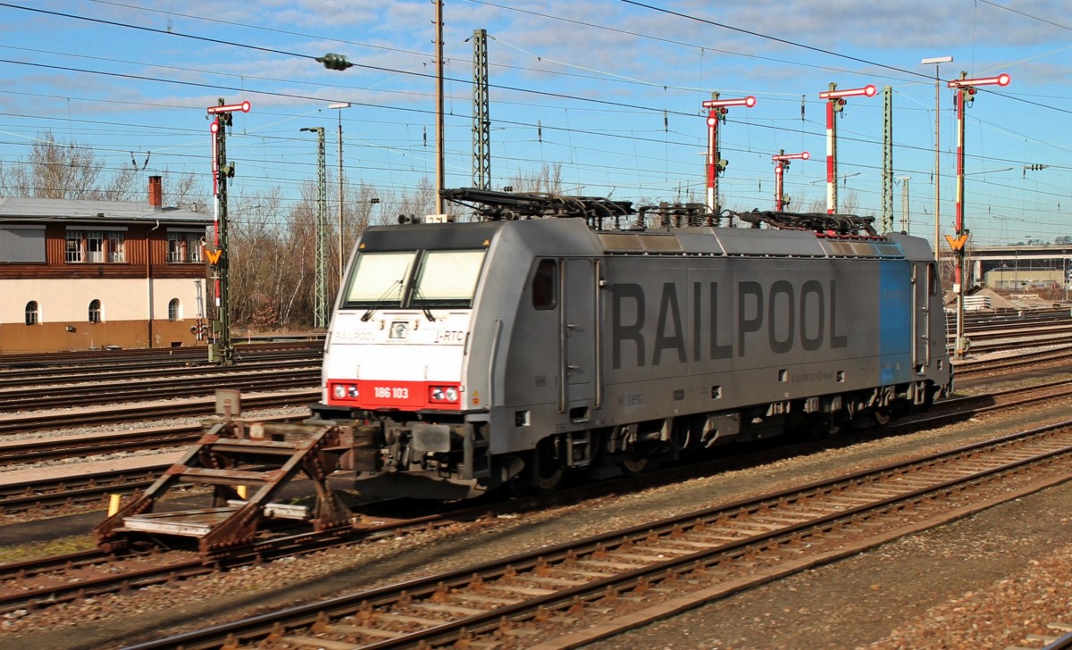 Und zum Schluss noch Railpool 186 103 abgestellt in Weil am Rhein und wartet auf ihren nächsten Einsatz. Es könnte sein, dass sie auch wie die Mehrzahl ihrer Schwester Maschienen zu BLS Cargo kommt und die Schöne Seiten Werbung dann tragen wird. (10.01.2014)