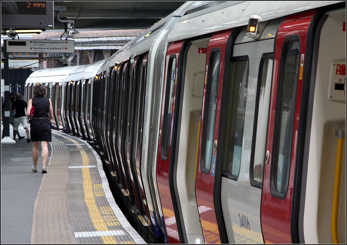 Underground-Impression -

Ein moderner Zug der Circle-Line in der Station Farrington in London.

01.07.2015 (M)