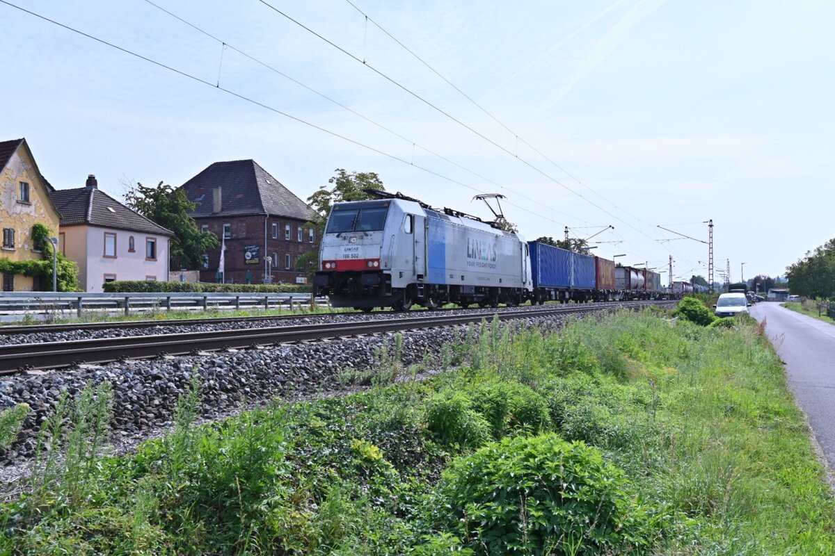 Une Belge dans Allemange. Lineas 186 502 mit einem Containerzug durch Thüngersheim gen Karlstadt am 7.9.2021