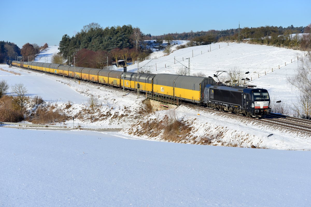 Unermüdlich zwischen den Nordseehäfen und München Milbertshofen im Einsatz ist aktuell die für PCT fahrende X4 E - 856 von MRCE. Mit einer langen Schlange von geschlossenen ARS Altmann Autotransportwagen passierte der Vectron am 06. Januar 2017 die Fotostelle bei Fahlenbach. In verschneiter Landschaft kann man auch für eine schwarze Lok mal den Auslöser betätigen...
 