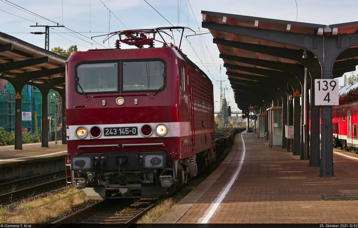 Unerwartet auf Gleis 3 kommt 143 145-1 (243 145-0) mit leeren Containertragwagen im Gepäck durch den Bahnhof Magdeburg-Neustadt Richtung Magdeburg Herrenkrug gefahren.

🧰 DeltaRail GmbH (DR)
🕓 25.10.2021 | 10:52 Uhr
