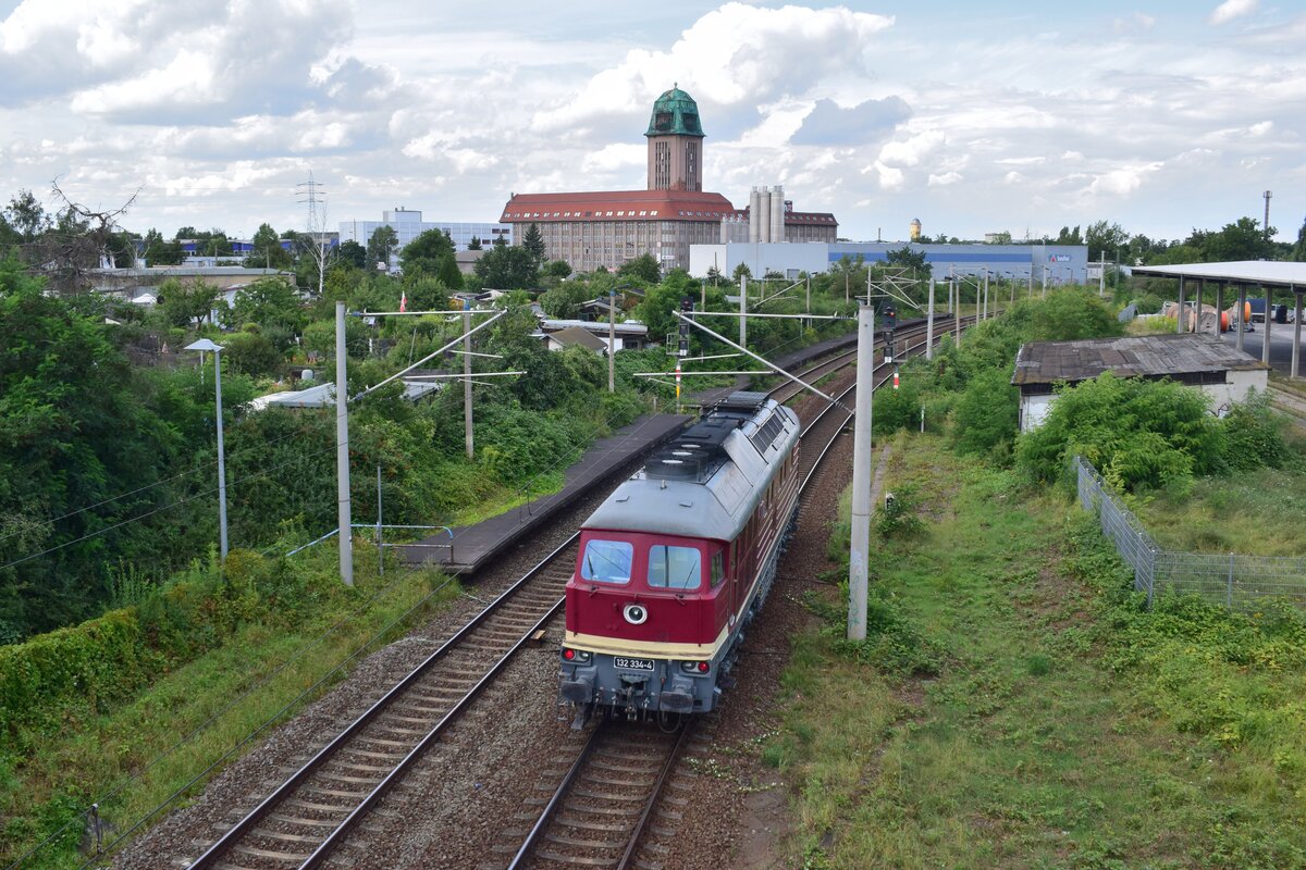 Unerwartet auf den Weg zur Fotostelle kam 132 334-4 vorbei und passiert den alten Haltepunkt Leipzig Industriegelände West in Richtung Leutzsch.

Leipzig 09.08.2021
