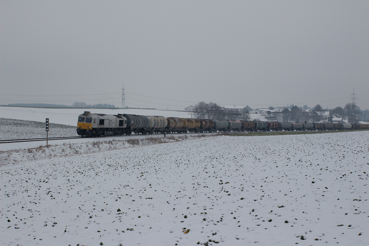 Unerwartet, da eine Stunde früher, als geplant konnte 247 059-9 mit einem Kesselzug nach Landshut bei Götzdorf fotografiert werden. (03.01.16)