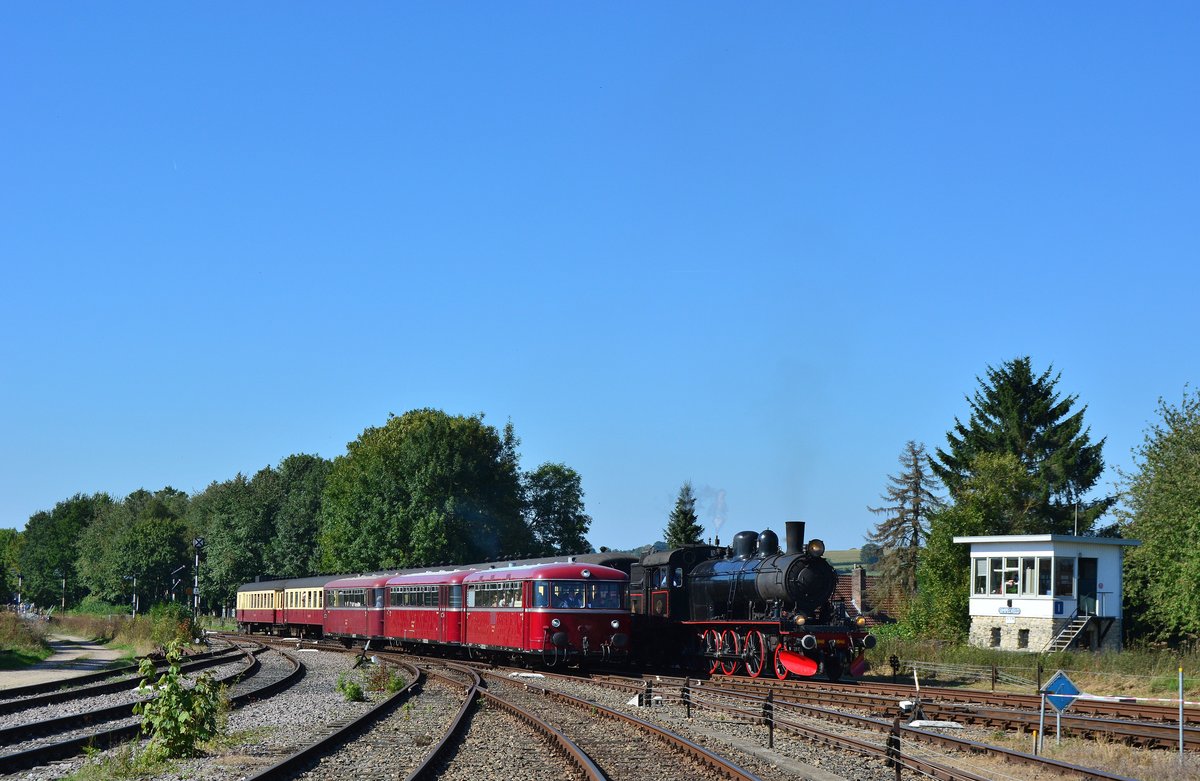Unerwartet fuhren die beiden Museumszüge parallel as Simpelveld aus. Die 3 Uerdinger fuhren nach Vetschau während die 1040 nach Kerkrade fährt. Rechts ist das mechanische Stellwerk zu sehen.

Simpelveld 25.09.2016