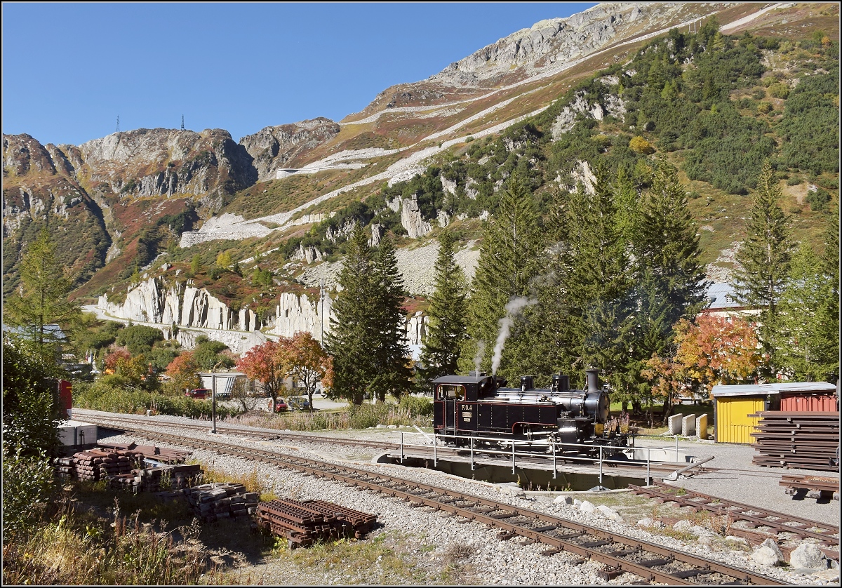 Unerwartete Begegnung in Gletsch. FO HGe 3/4 4 wartet auf der Drehscheibe auf den Zug, der am Nachmittag aus Oberwald Richtung Realp fahren wird. September 2018.