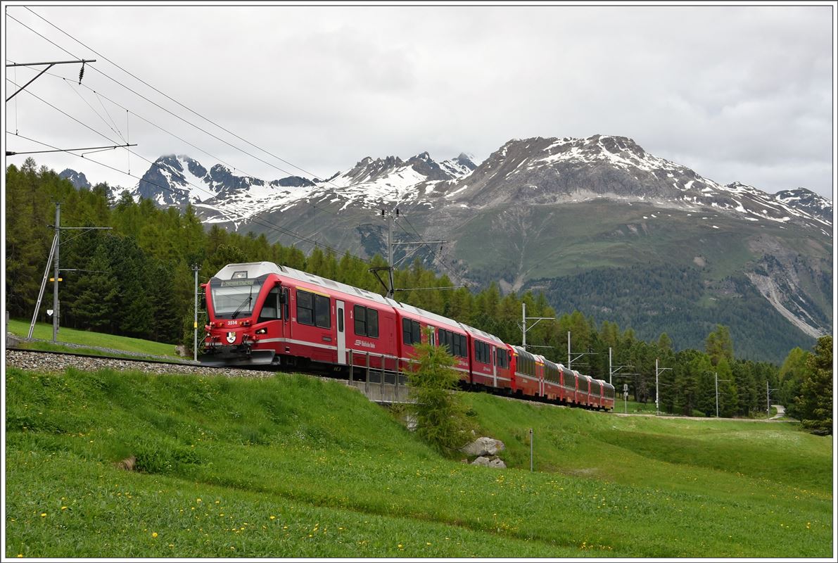 UNESCO Welterbetag bei der RhB. Bernina Express 961 aus Davos Platz mit ABe 8/12 3514 zwischen St.Moritz und Pontresina. (12.06.2016)