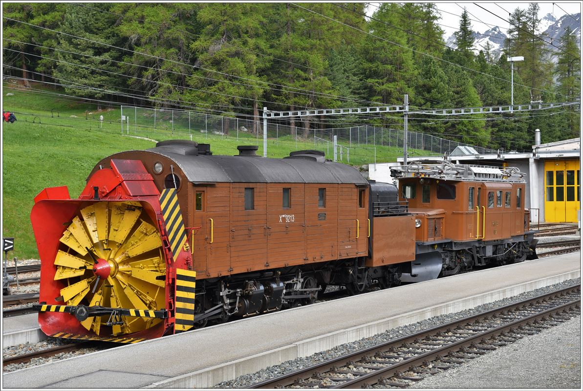 UNESCO Welterbetag bei der RhB. Berninakrokodil Ge 4/4 182 und Rotary Xrot d 9213 (Baujahr 1910 SLM Winterthur) in Pontresina (12.06.2016)