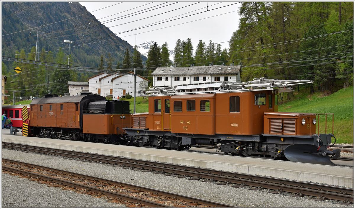 UNESCO Welterbetag bei der RhB. Berninakrokodil Ge 4/4 182 und Rotary Xrot d 9213 (Baujahr 1910 SLM Winterthur) in Pontresina (12.06.2016)