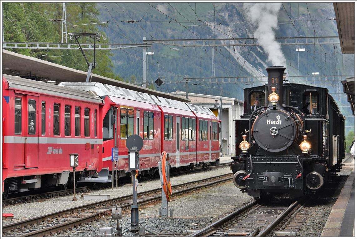 UNESCO Welterbetag bei der RhB. Der Extrazug mit der Heidi ist aus Samedan in Pontresina eingetroffen. Daneben wartet R1632 von Tirano nach St.Moritz. (12.06.2016)