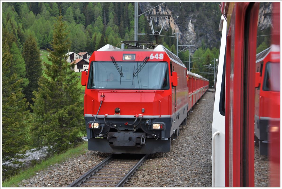 UNESCO Welterbetag bei der RhB. RE1133 mit Ge 4/4 III 648  Susch  bei Preda. (12.06.2016)