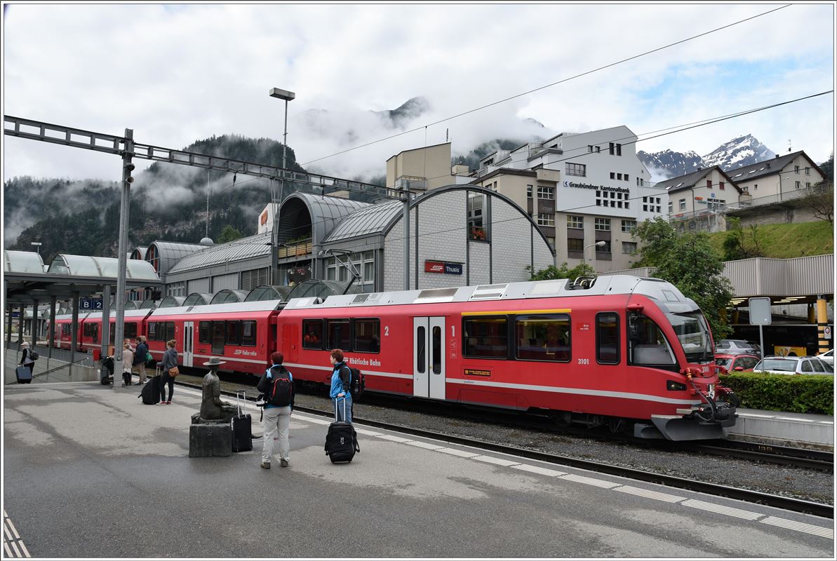 UNESCO Welterbetag bei der RhB. S2 1550 mit ABe 4/16 3101 am frühen Morgen in Thusis. (12.06.2016)