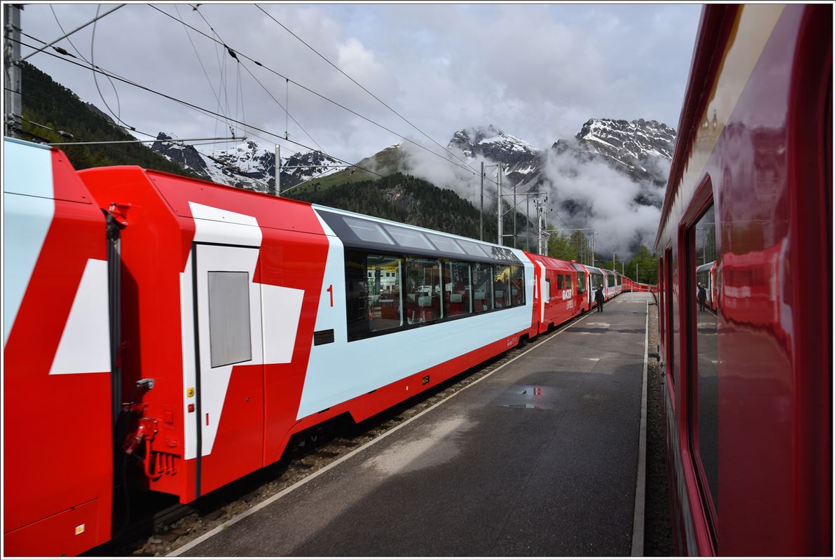 UNESCO Welterbetag bei der RhB. Zugskreuzung mit dem langen RE1124/GEX901 in Preda. (12.06.2016)