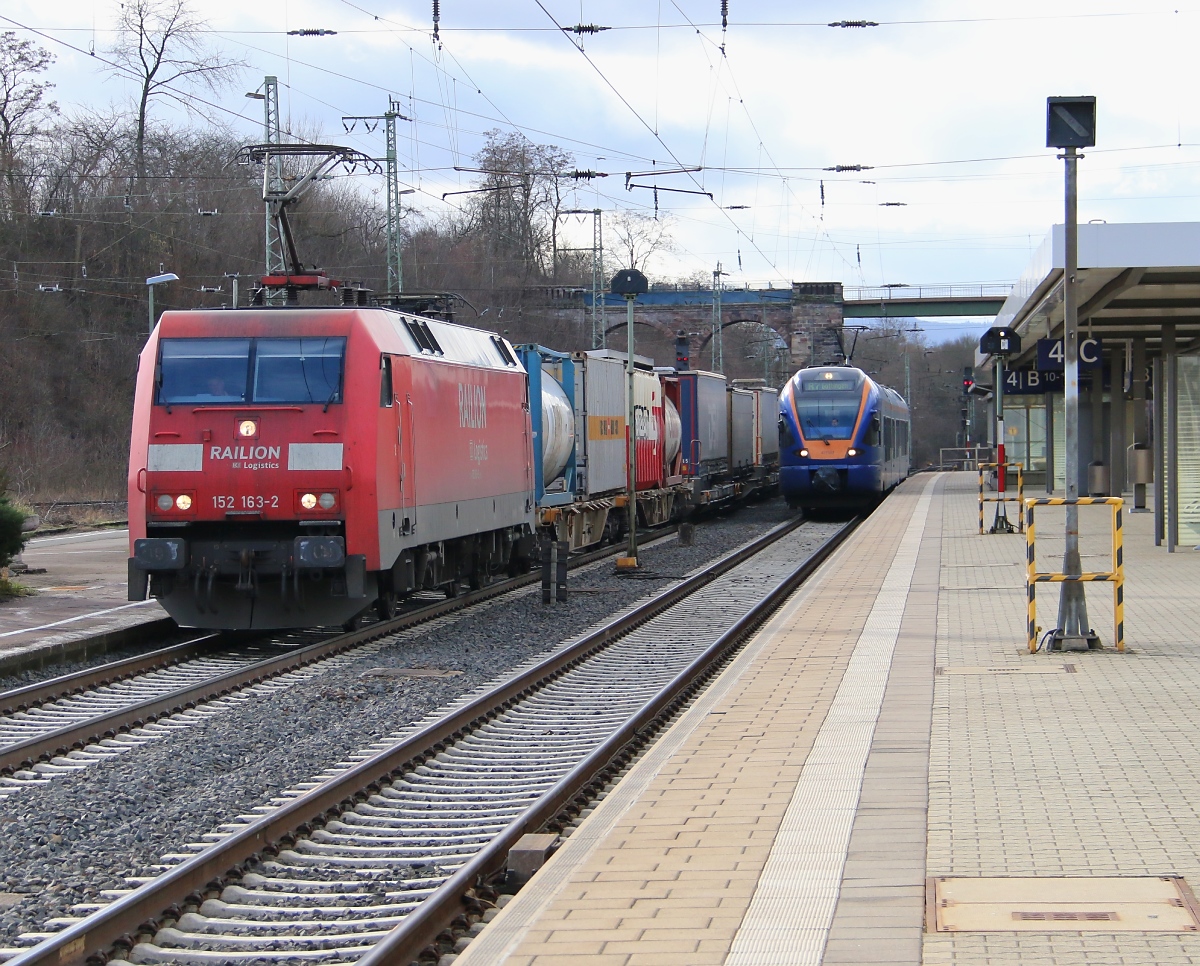 Unfaires Rennen; weil 427 502 der Cantus Bahn nach Göttingen in Eichenberg halten muss, kann 152 163-2 mit ihrem Containerzug in die gleiche Richtung nur gewinnen. Aufgenommen am 14.02.2014 in Eichenberg.