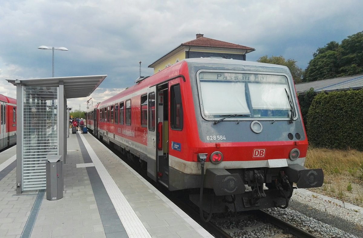 Unfotogener kann man einen Zug nicht erwischen am 04.07.2017 in Pocking. Lichter, Scheibenwischer zicken rum.