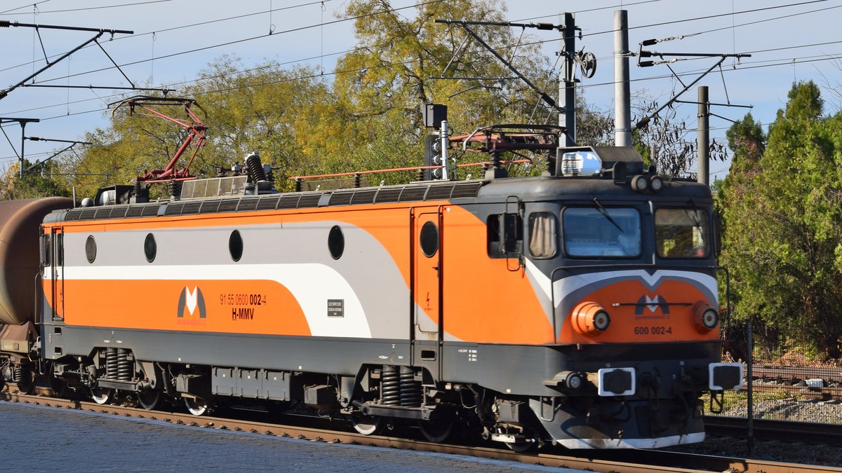Ungariscche E-Lok 610-002 (ex. CFR Baureihe 40) mit Güterzug (Kesselwagen) am 04.11.2018 durchfährt den Bahnhof Bucuresti Baneasa.