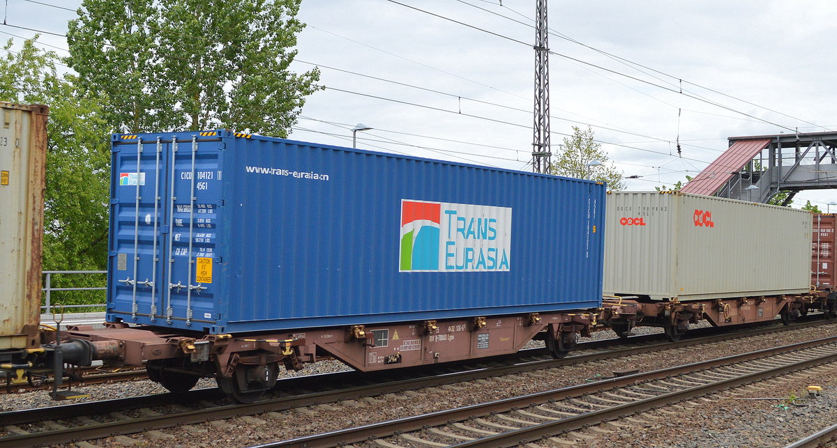 Ungarischer Containertragwagen vom Einsteller TOUAX Group mit der Nr. 31 RIV 55 H-TOUAX 4432 126-6(P) Lgns in einem Containerzug am 12.05.20 Bf. Saarmund.