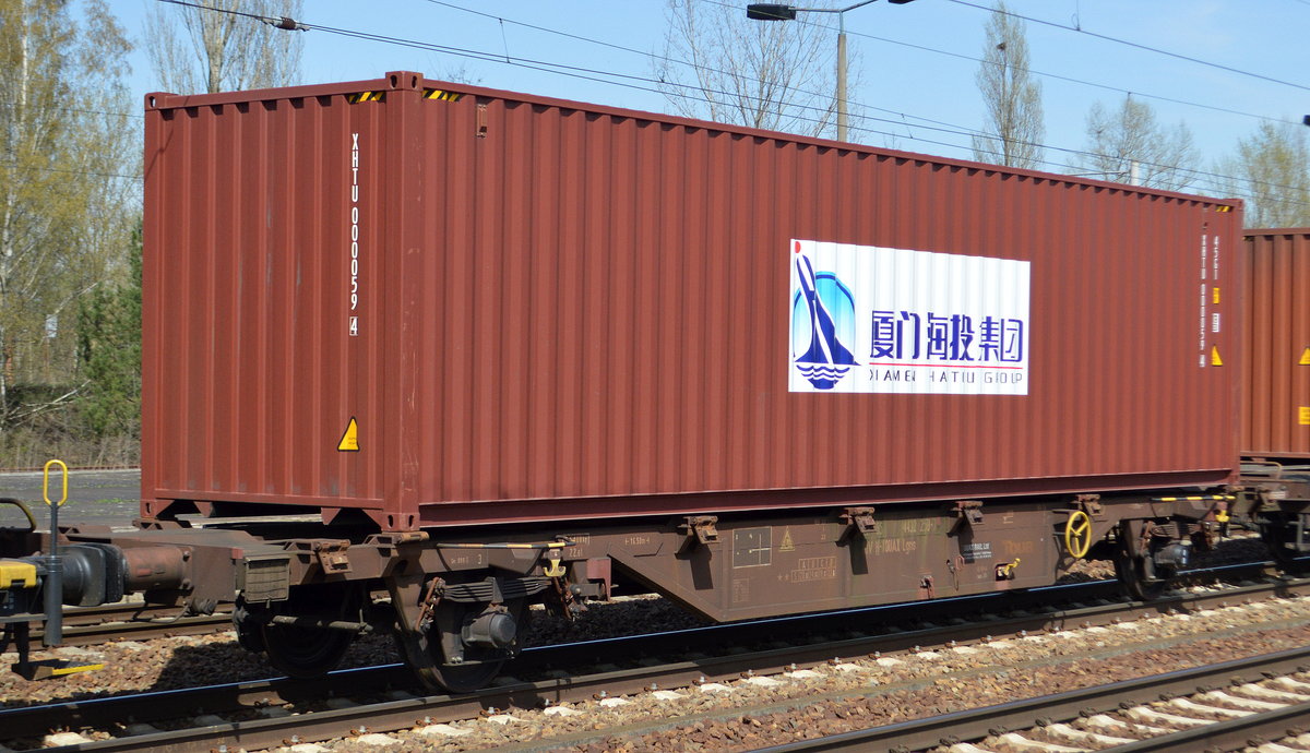 Ungarischer Containertragwagen vom Einsteller TOUAX RAIL Ltd. mit der Nr. 31 RIV 55 H-TOUAX 4432 258-7 Lgns mit Container aus China (chinesische Seidenstraße) am 15.04.18 Bf. Flughafen Berlin-Schönefeld.