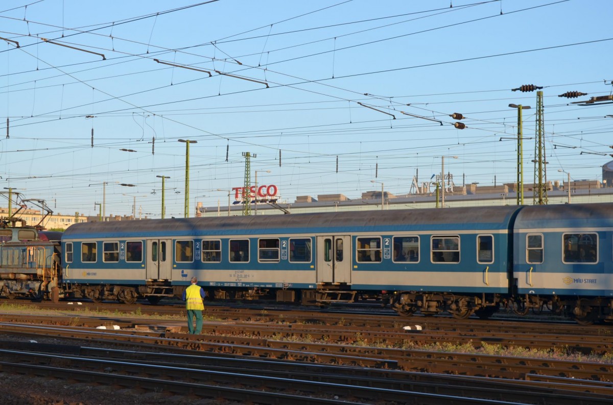 Ungarn: 2. Klasse Halberstdter Mitteleinstiegswagen, H_Start 50 55 21-55 041-6 Byee ,ex DR/DB in Budapest Keleti plyaudvar 11.05.2015