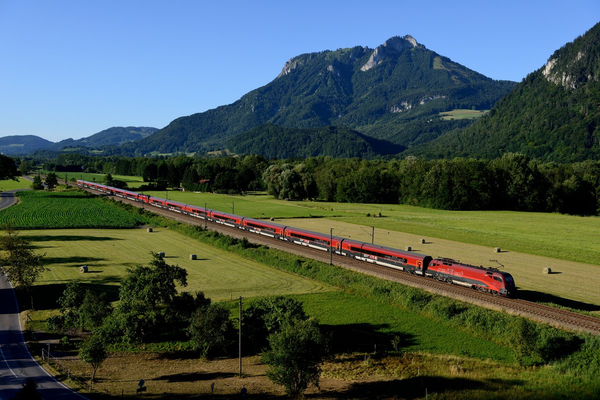 Ungeliebte Alltagskost - aber als doppelte Garnitur macht sich auch ein Railjet unter der Kulisse des Heubergs gut. RJ 569 von Bregenz nach Wien Westbahnhof am 22. Juli 2013.